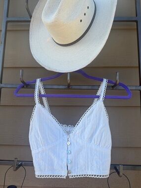 Sweet Tectured White Eyelet Button-Front Cropped Cami w/ shell buttons "s"